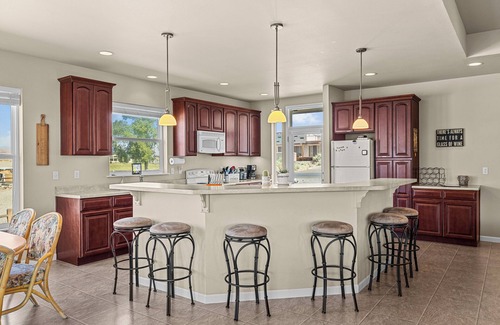 Desert Aire Casa | Quick Sunny Escape in Desert Aire - Golf, Swim, and Concerts at The Gorge