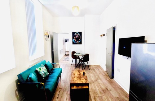 Bury Apartamento | Quiet 1BR | Turf Apartment | 5 Mins to Bury