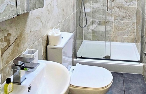 Bury Apartamento | Quiet 1BR | Turf Apartment | 5 Mins to Bury