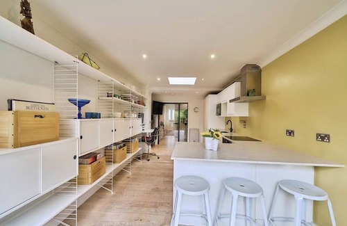 Ferndale Casa | Quiet 2-bed, 2-bath, Brixton/Clapham House in Zone 2 with speedy internet