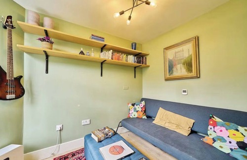 Ferndale Casa | Quiet 2-bed, 2-bath, Brixton/Clapham House in Zone 2 with speedy internet