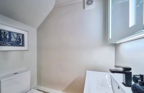 Ferndale Casa | Quiet 2-bed, 2-bath, Brixton/Clapham House in Zone 2 with speedy internet