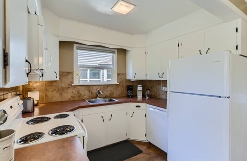Belmont Casa | Quiet 2-bedroom Craftsman in SE Portland with central AC and 2 King beds