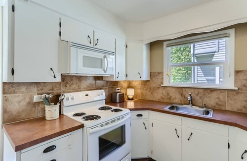 Belmont Casa | Quiet 2-bedroom Craftsman in SE Portland with central AC and 2 King beds