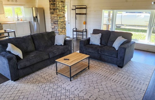 Couch Cabina | Quiet 2 story Cabin on 32 acres near eleven point river