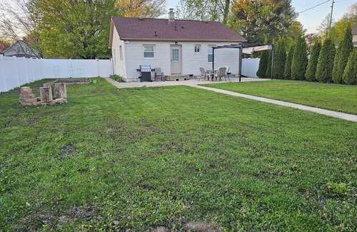 Lake Geneva Cabaña | Quiet 2bd 1ba ranch with off street parkingWalking distance to downtown/beach.