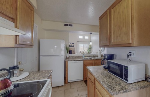 S.r. Marmon Condominio | Quiet 2bd/2ba condo near parks&golf, yard for dogs