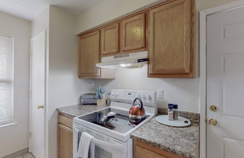 S.r. Marmon Condominio | Quiet 2bd/2ba condo near parks&golf, yard for dogs