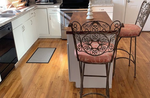 Cheshire Apartamento | Quiet 2bd Townhome Apt with full kitchen, Cleaning fee waived.