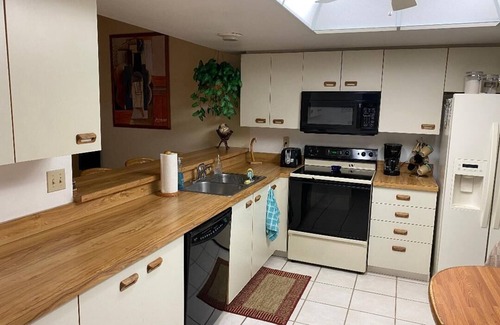 Pelican Condominio | QUIET 2BR CONDO W/POOL ON CANAL