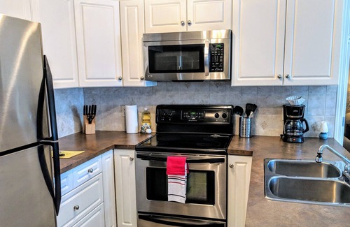 Stony Plain Condominio | Tranquilo 2BR2Bath Cerca de Westview U / G de Estacionamiento