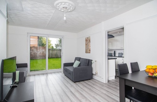 Kirkby Casa | Quiet 3 bed house, pet friendly