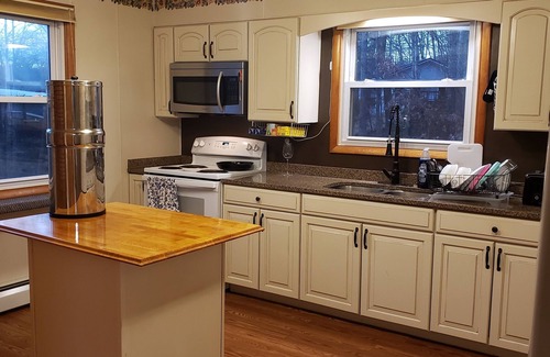 Crellin Casa | Quiet 3 bedroom home with fire pit