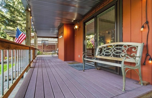 East Olympia Casa | Quiet 3 bedroom lakefront retreat