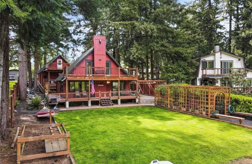 East Olympia Casa | Quiet 3 bedroom lakefront retreat
