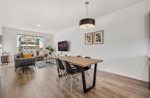 Calgary Casa | Quiet 3BR And 2 Bath Home In Calgary Near Airport