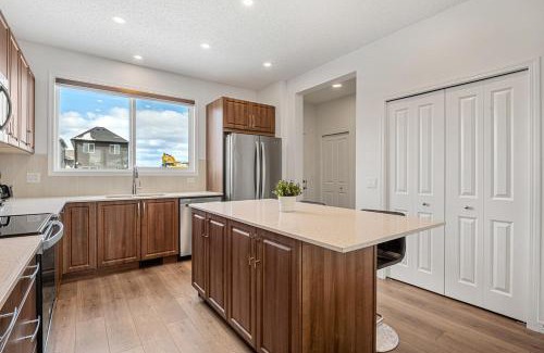 Calgary Casa | Quiet 3BR And 2 Bath Home In Calgary Near Airport