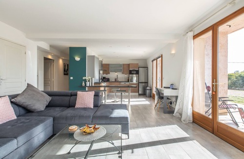 Mouans-Sartoux Apartamento | Quiet 3BR with terrace & incredible Mountain view