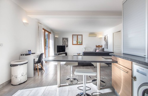 Mouans-Sartoux Apartamento | Quiet 3BR with terrace & incredible Mountain view