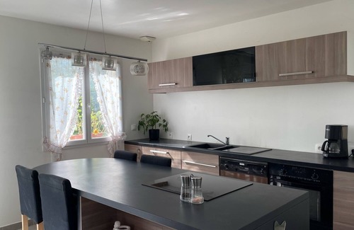 Rosieres-pres-Troyes Casa | Quiet 4 bedroom house with garden and garage near Troyes, lakes and Nigloland