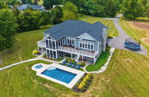 Louisa Casa | Quiet 5 Acre Lake House Getaway in Lake Anna