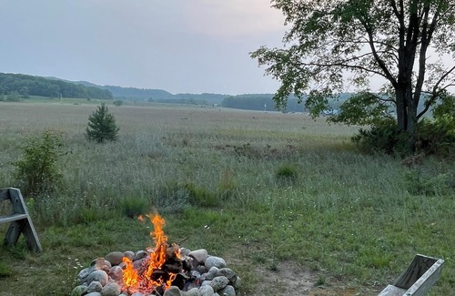 Empire Casa | Tranquilo y encantador, vistas al histórico condado de Leelanau, cerca de las playas