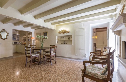 Dorsoduro Chalet De Esquí | Quiet and Classy Venetian Home with Private Courtyard