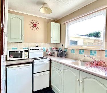 Great Yarmouth Casa | Quiet and Comfy 2- bedroom Holiday Chalet, walk to the beach, Norfolk