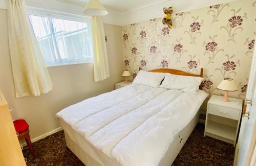 Great Yarmouth Casa | Quiet and Comfy 2- bedroom Holiday Chalet, walk to the beach, Norfolk