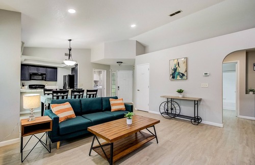 Elk Grove Casa | Quiet and Comfy Home | 70" SmartTV | Close to Everything