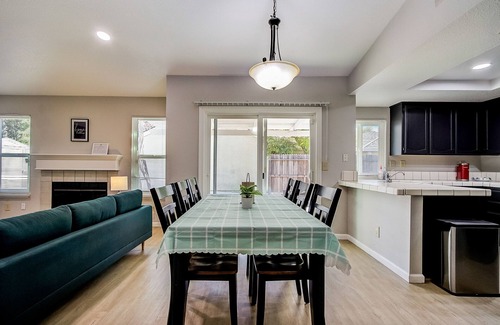 Elk Grove Casa | Quiet and Comfy Home | 70" SmartTV | Close to Everything