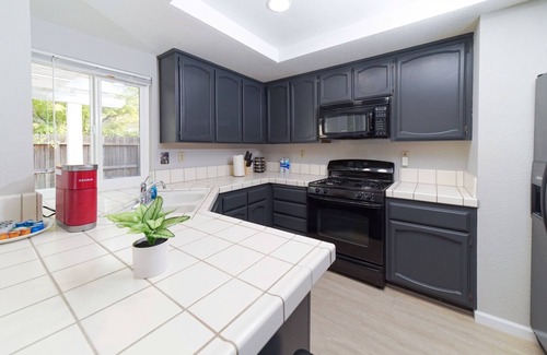 Elk Grove Casa | Quiet and Comfy Home | 70" SmartTV | Close to Everything