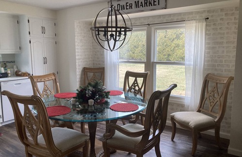 Saint Marys  Allen County Casa | Quiet and comfy home is one of Fort Wayne's most sought after areas of the city