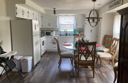 Saint Marys  Allen County Casa | Quiet and comfy home is one of Fort Wayne's most sought after areas of the city