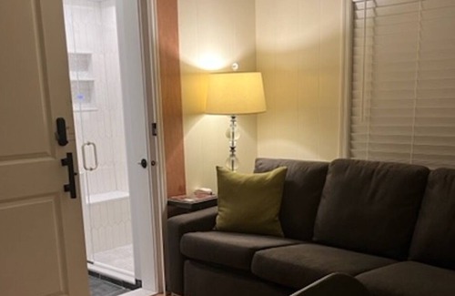 Greenwich Casa | Quiet and Convenient Downtown Greenwich Studio, Full Private Bathroom