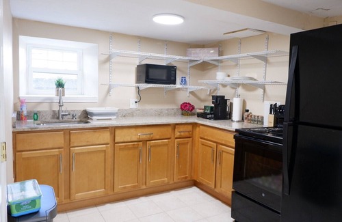 Medford Apartamento | Quiet and Cozy 1Br Apt, Free Parking, Laundry, Close to I-93!