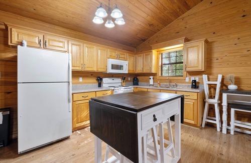 Gadsden Cabina | Quiet and cozy cabin minutes away from Noccalula Falls Park and all the trails.
