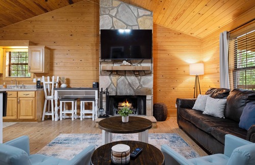 Gadsden Cabina | Quiet and cozy cabin minutes away from Noccalula Falls Park and all the trails.