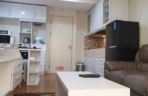 Cikarang Apartamento | Quiet and Peaceful stay facing directly to the lake with sunset view