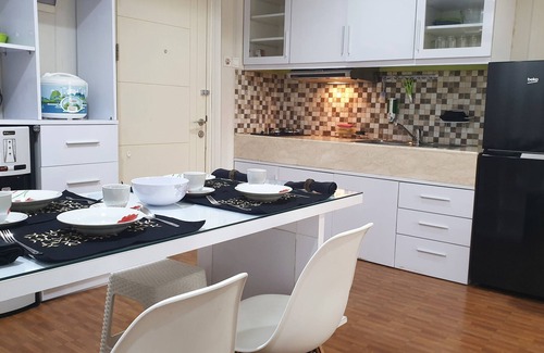 Cikarang Apartamento | Quiet and Peaceful stay facing directly to the lake with sunset view