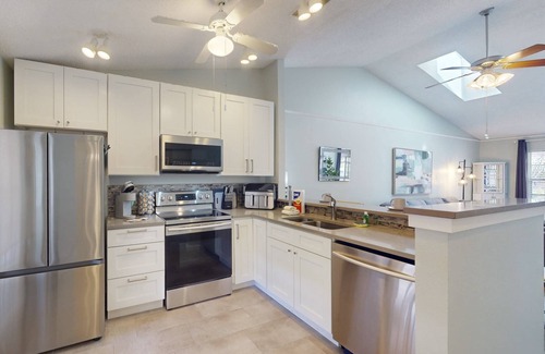 Capri Isle Condominio | Quiet and Private Complex Off the Main Strip. Easy Stroll to Beach, Shopping, Activities. Pool.