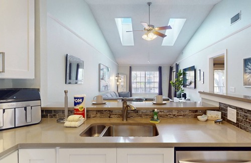 Capri Isle Condominio | Quiet and Private Complex Off the Main Strip. Easy Stroll to Beach, Shopping, Activities. Pool.