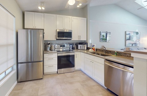 Capri Isle Condominio | Quiet and Private Complex Off the Main Strip. Easy Stroll to Beach, Shopping, Activities. Pool.