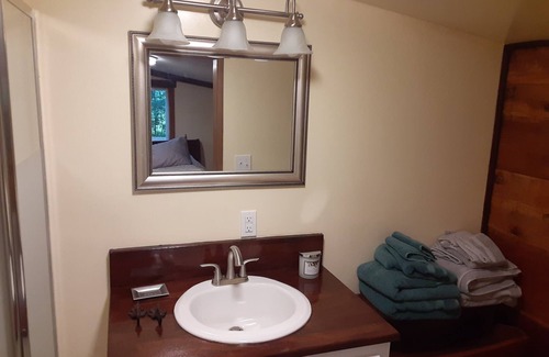 Woodruff Cabina | Quiet and relaxing 1 bedroom farm cabin with loft and deck.