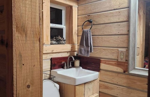 Boger City Cabina | Quiet and relaxing cabin by the creek! Pet-Friendly!