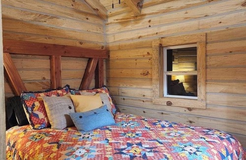 Boger City Cabina | Quiet and relaxing cabin by the creek! Pet-Friendly!