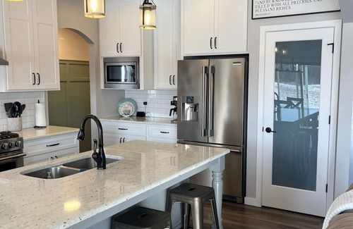 Omro Casa | Quiet and Relaxing EAA Home for Rent. 11.5 Miles from Airport.