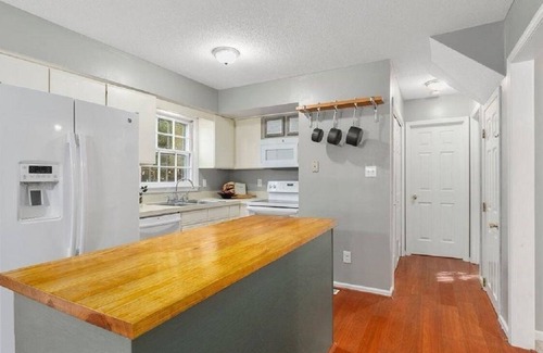 Raleigh Casa | Quiet Apex Gem 15 minutes to the City with private backyard fence