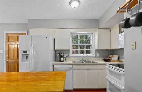 Raleigh Casa | Quiet Apex Gem 15 minutes to the City with private backyard fence