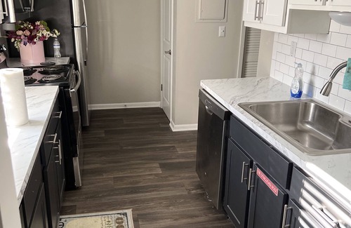 Sandy Springs Casa | Quiet area with pool and gym in the area . Mall is 10 minutes away